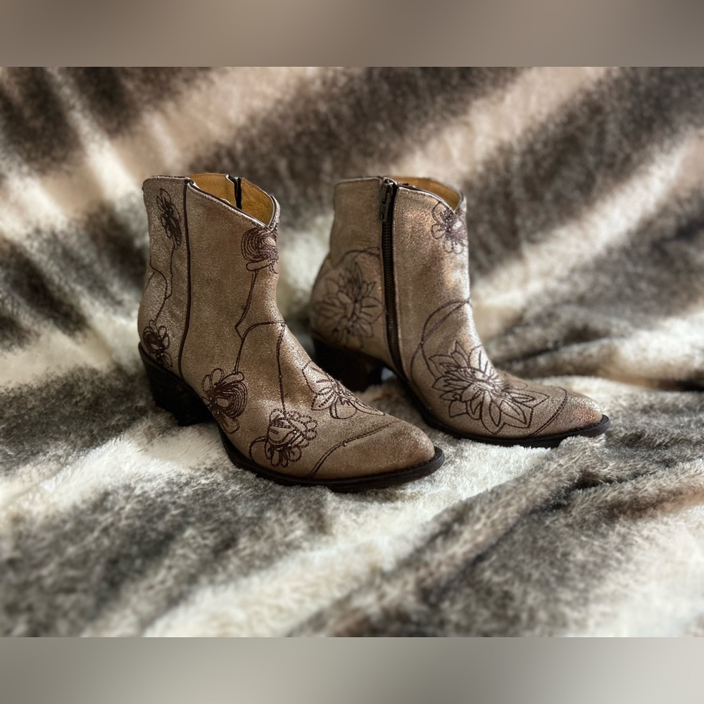 Women’s Idyllwind By Miranda Lambert gold/tan VEGAS BOOTIE CRACKLED boot, Size 7
